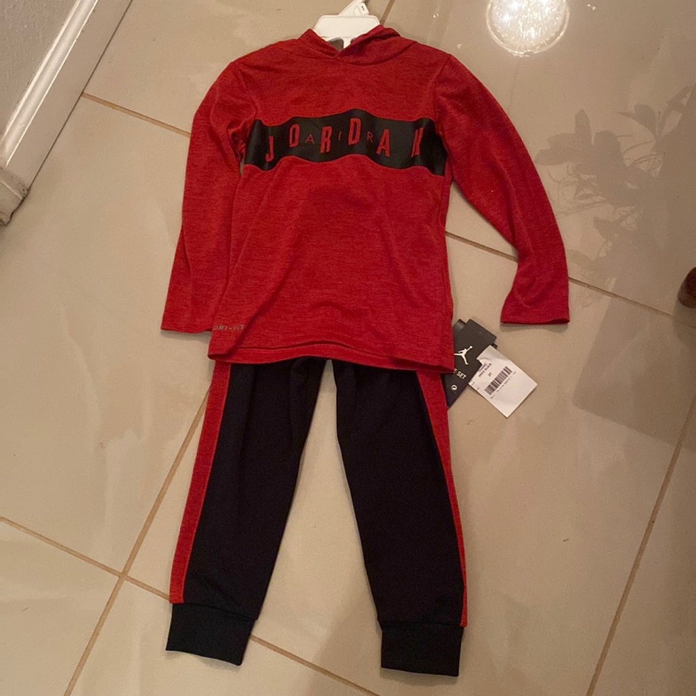 Little Boys Jordan 2 piece outfit size 3T brand new